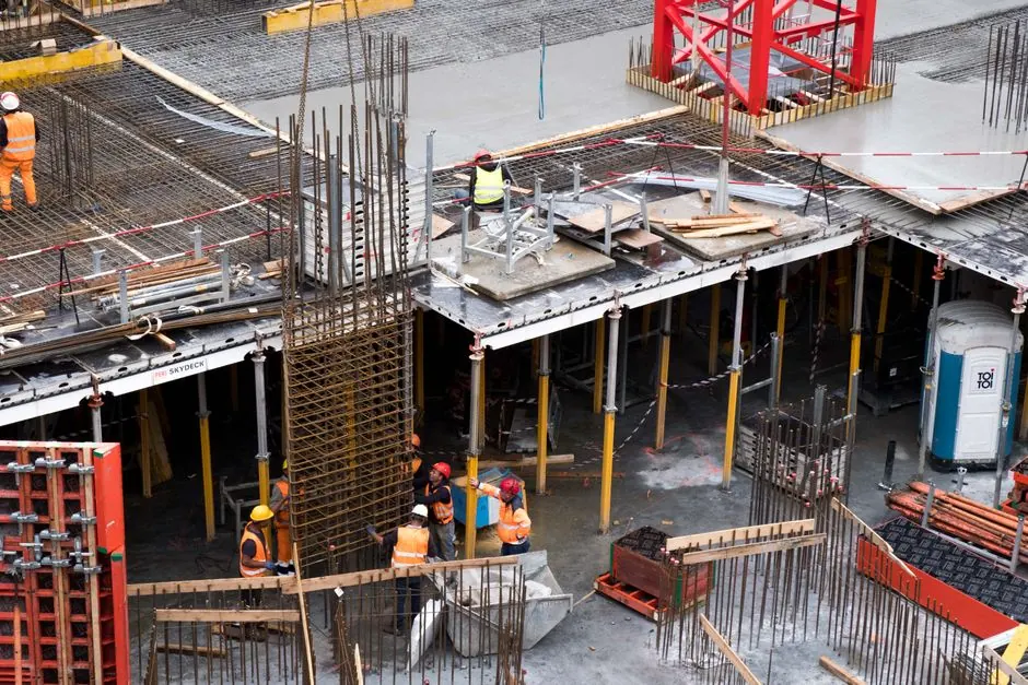Pourquoi l’été est la meilleure saison pour travailler dans la construction en Suisse 🇨🇭